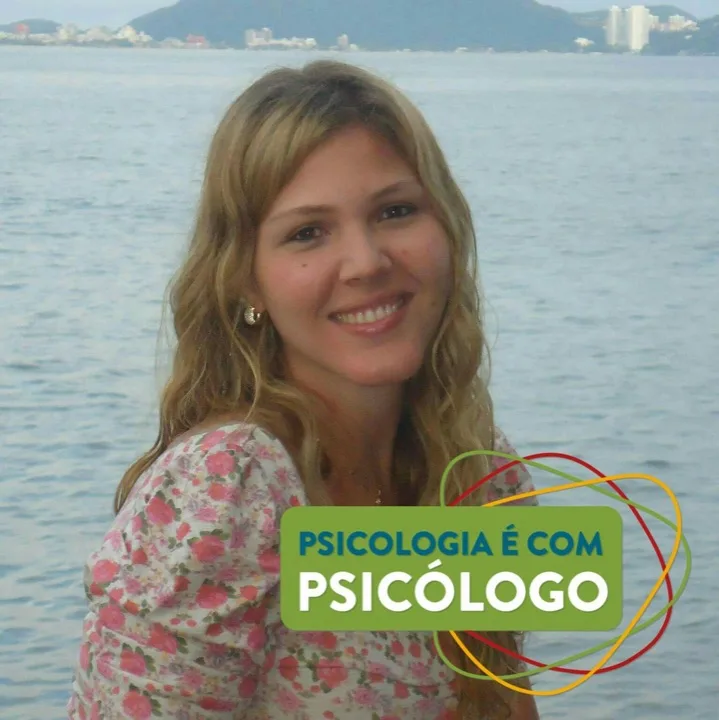 Retrato de Caroline Henrichsen, psicóloga clínica com atendimento online para adultos